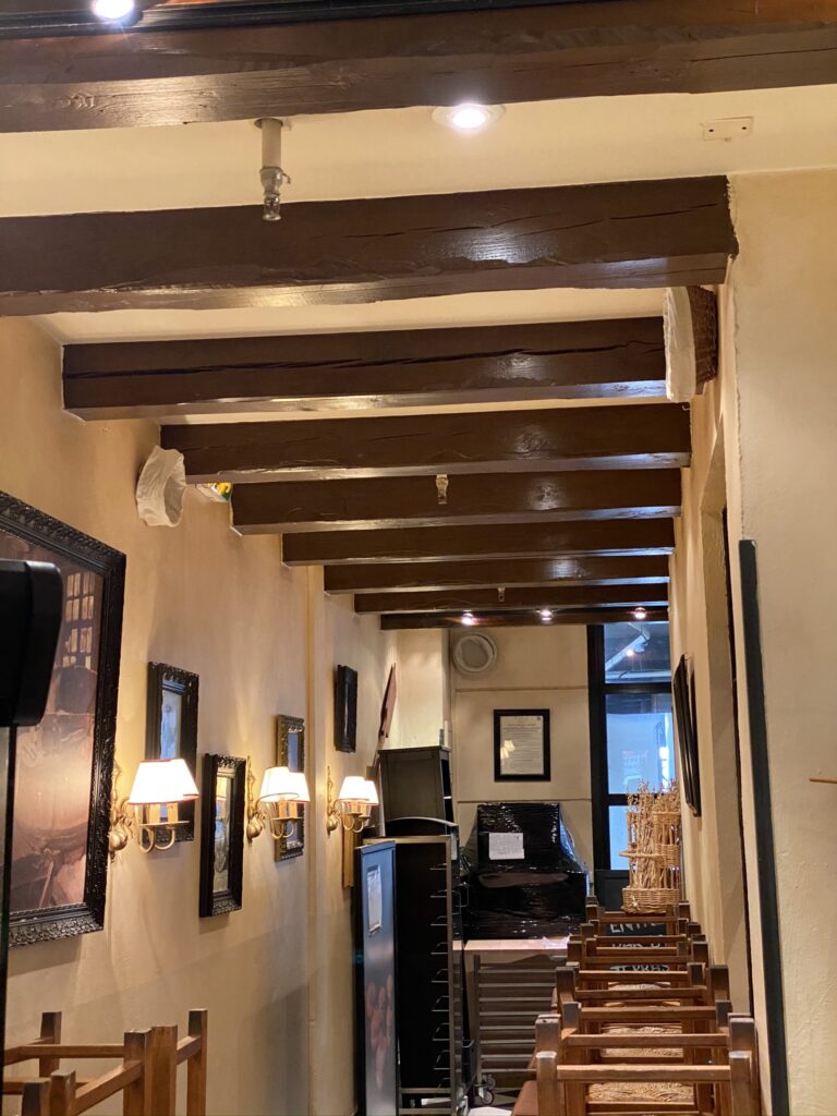 Image montant un restaurant refait à neuf en peinture par Jean Cortes