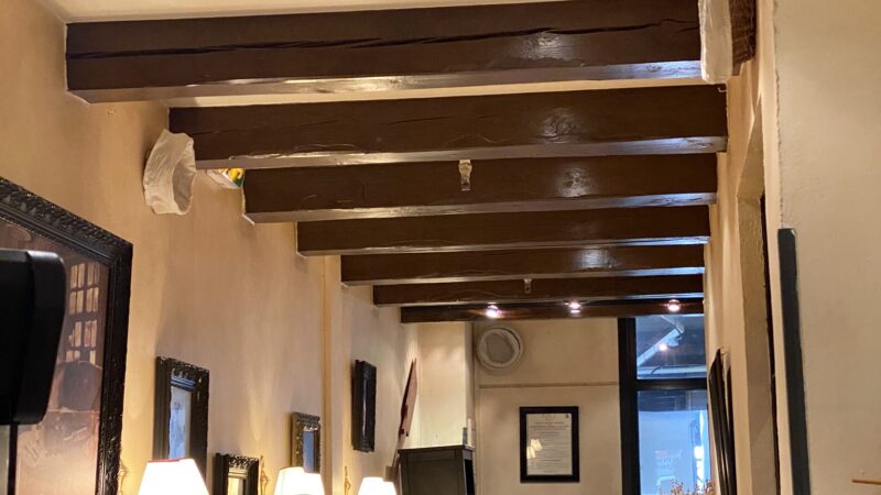 Image montant un restaurant refait à neuf en peinture par Jean Cortes